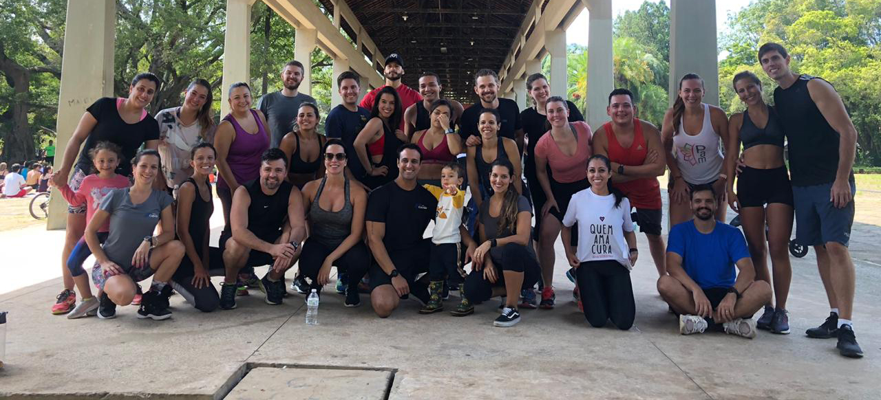 Grupo de pessoas treinando e sorrindo, representando a comunidade do Projeto Capelão